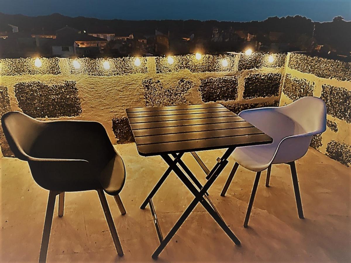 Insolite Studio -La Tour Des Templiers- Montfrin Exterior foto